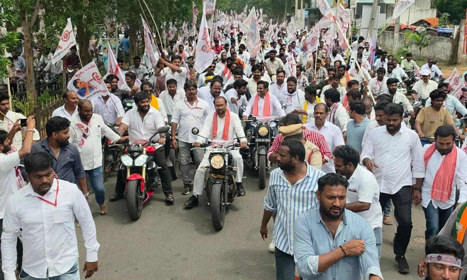 జనసేనాని బర్త్ డే జోష్.. బైక్ నడిపిన ఎమ్మెల్యే కొణతాల
